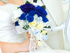 沖縄那覇青と白ブライダルブーケ