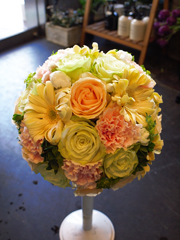 東京マトリカリアのクラッチブーケ