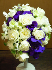 東京バラとビバーナムのラウンドブーケ