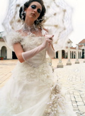 香川フリルやお花の白ドレス