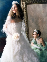 香川ふわふわとした羽のような素材でできた白ドレス