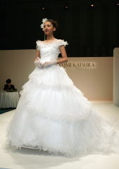 愛媛スパンコール刺繍にプリーツフリルの白ドレス