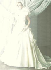 北海道旭川肩がゴージャスなトレーンのある白ドレス