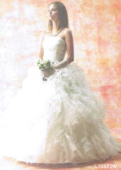 北海道旭川フリルがふんだんなプリンセスラインドレス