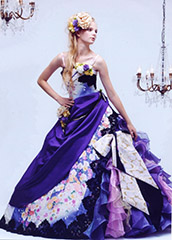 山梨紫と花プリントを組み合わせたカラードレス