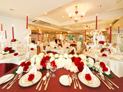 調度品に彩られた会場