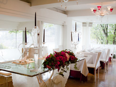 明るいパーティ会場