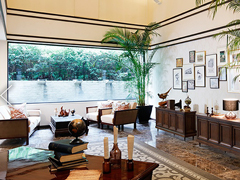 ���E���W