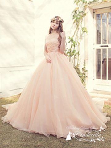 サーモンピンクのドレス