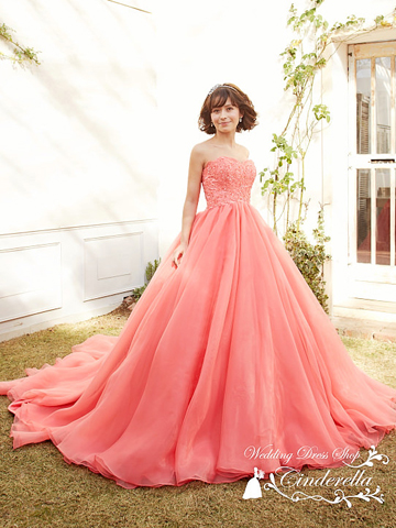 キャンディーピンクのカラードレス