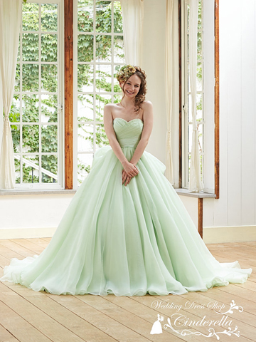 ペールグリーンのエアリーなカラードレス